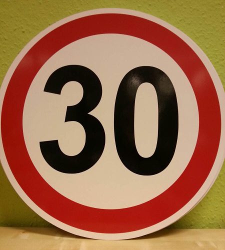 Sebességkorlátozó tábla 30 szülinapra