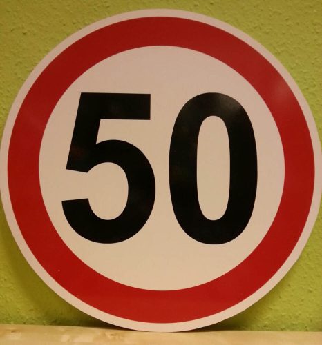 Sebességkorlátozó tábla 50 szülinapra
