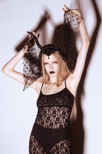 Ördögszarvas fejdísz fekete tüll fátyollal